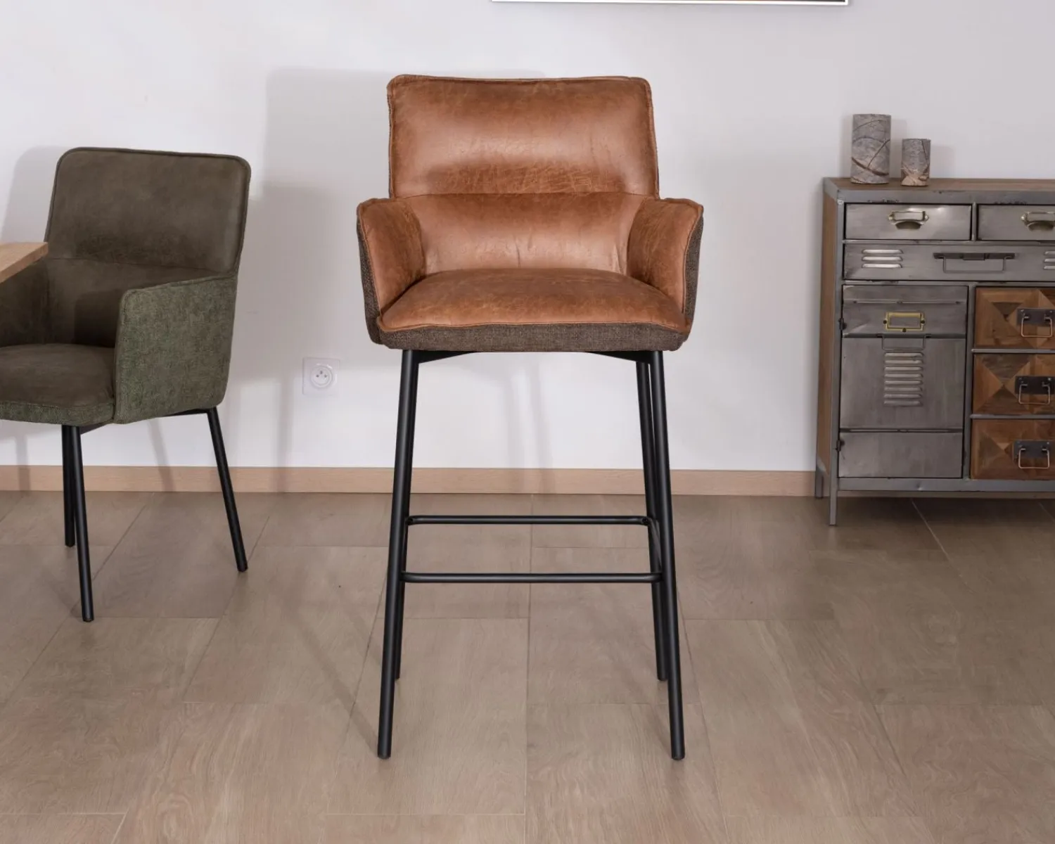 Meuble House Lot de 2 chaises de bar bi-matière cognac et marron "Lokka" esprit rétro