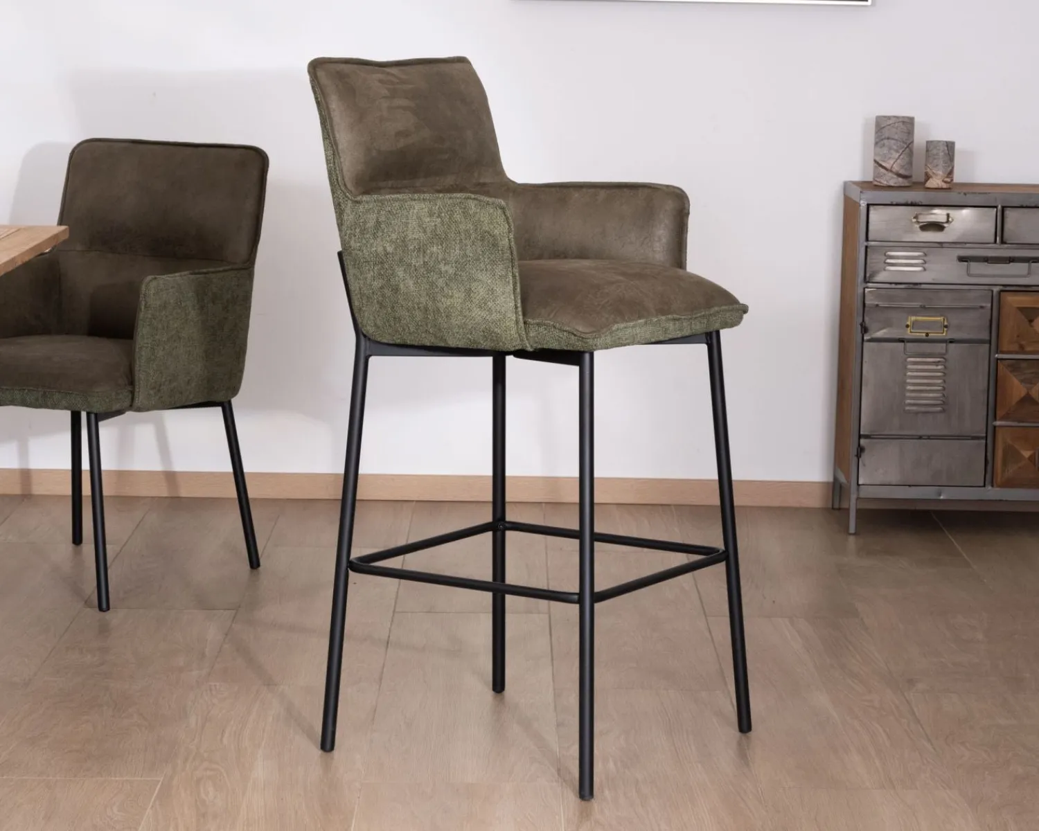 Meuble House Lot de 2 chaises de bar bi-matière vert et pieds en métal noir "Lokka" effet cuir vieilli esprit rétro Online