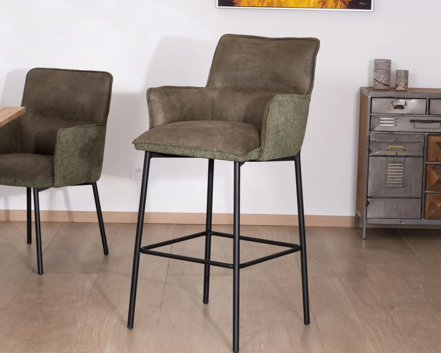 Meuble House Lot de 2 chaises de bar bi-matière vert et pieds en métal noir "Lokka" effet cuir vieilli esprit rétro Online