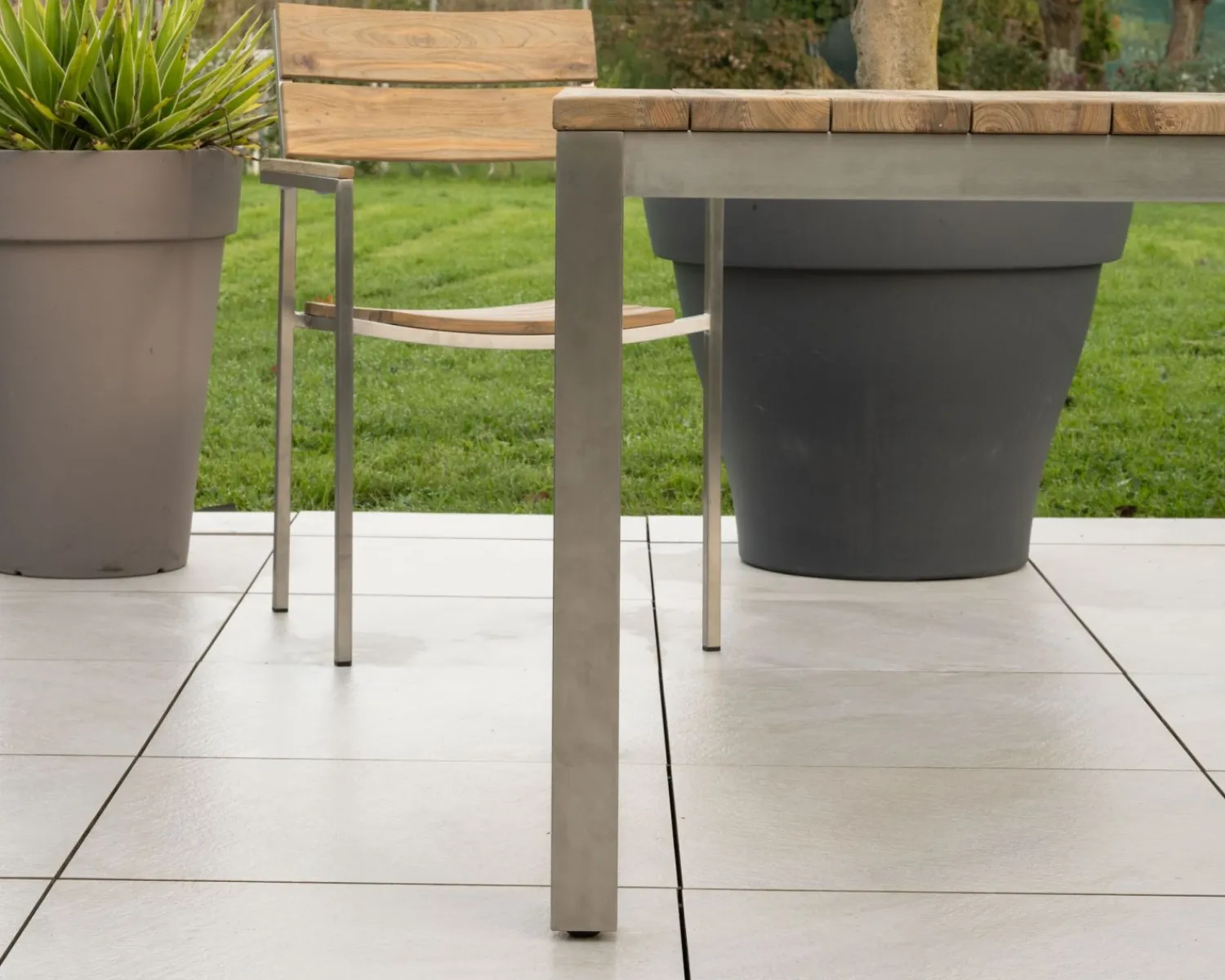 Meuble House Lot de 4 chaises de jardin empilables en teck et acier inoxydable "Melta" Sale