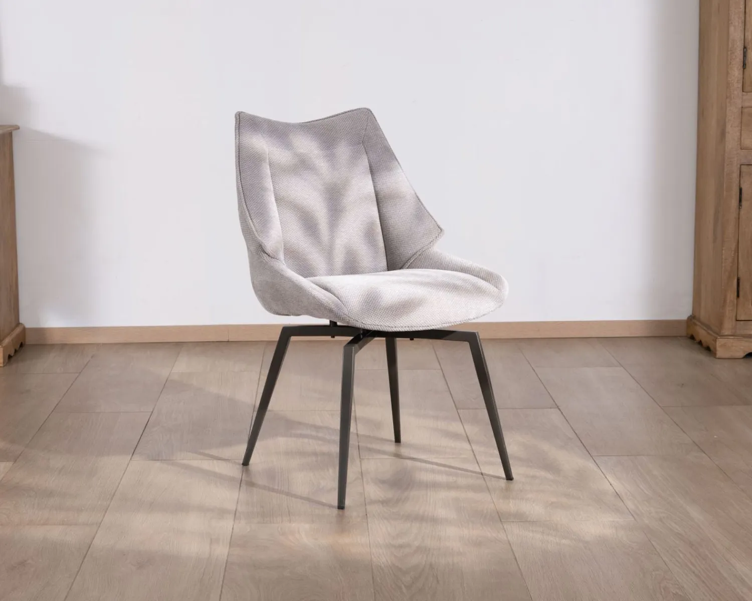 Meuble House Lot de 2 chaises de repas design et enveloppantes en tissu gris clair "Niko" Sale