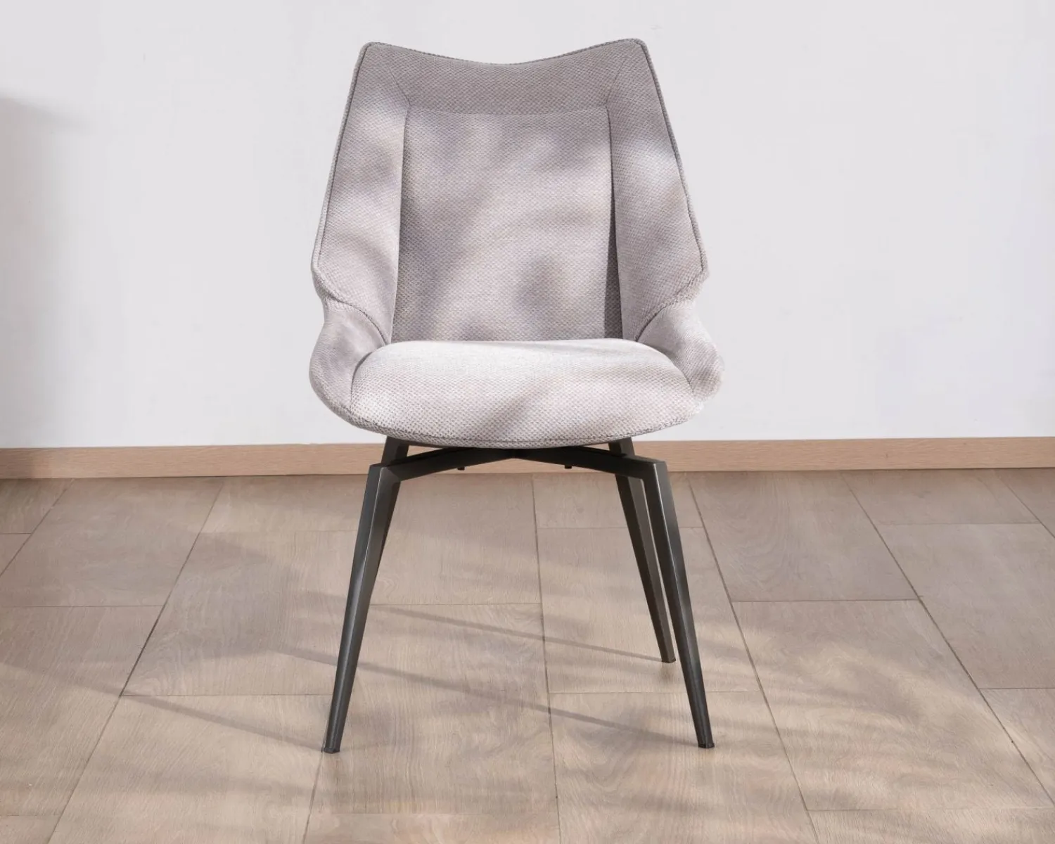 Meuble House Lot de 2 chaises de repas design et enveloppantes en tissu gris clair "Niko" Sale
