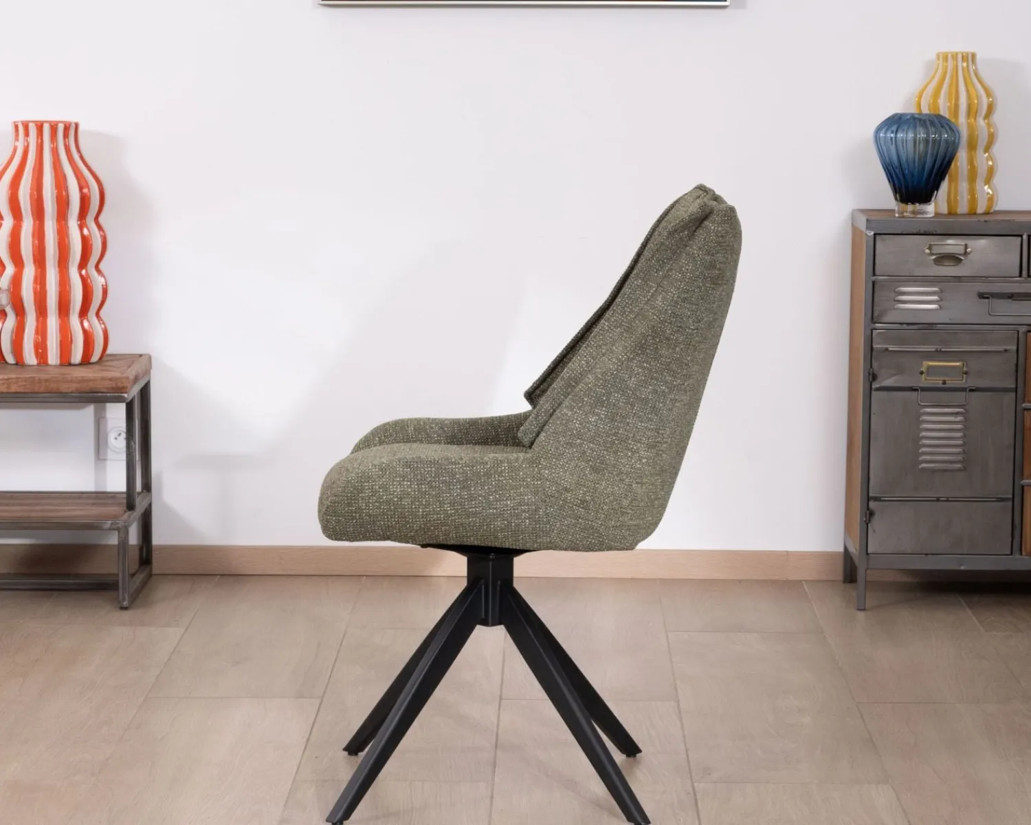 Meuble House Lot de 2 chaises de repas design contemporain en tissu vert "Webber" pied pivotant en métal noir Best