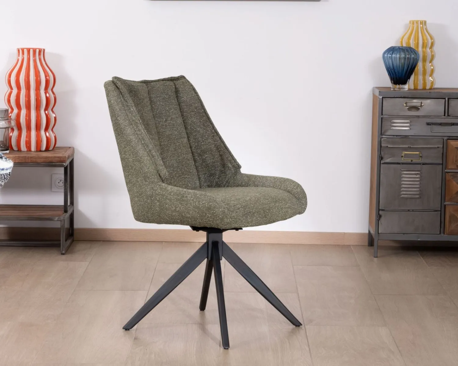 Meuble House Lot de 2 chaises de repas design contemporain en tissu vert "Webber" pied pivotant en métal noir Best