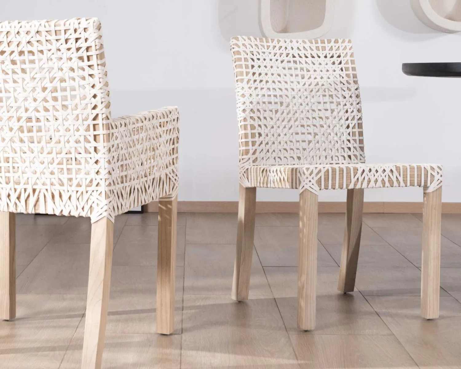 Meuble House Lot de 2 chaises de repas en teck et cuir blanc tressé "Mambow" Clearance