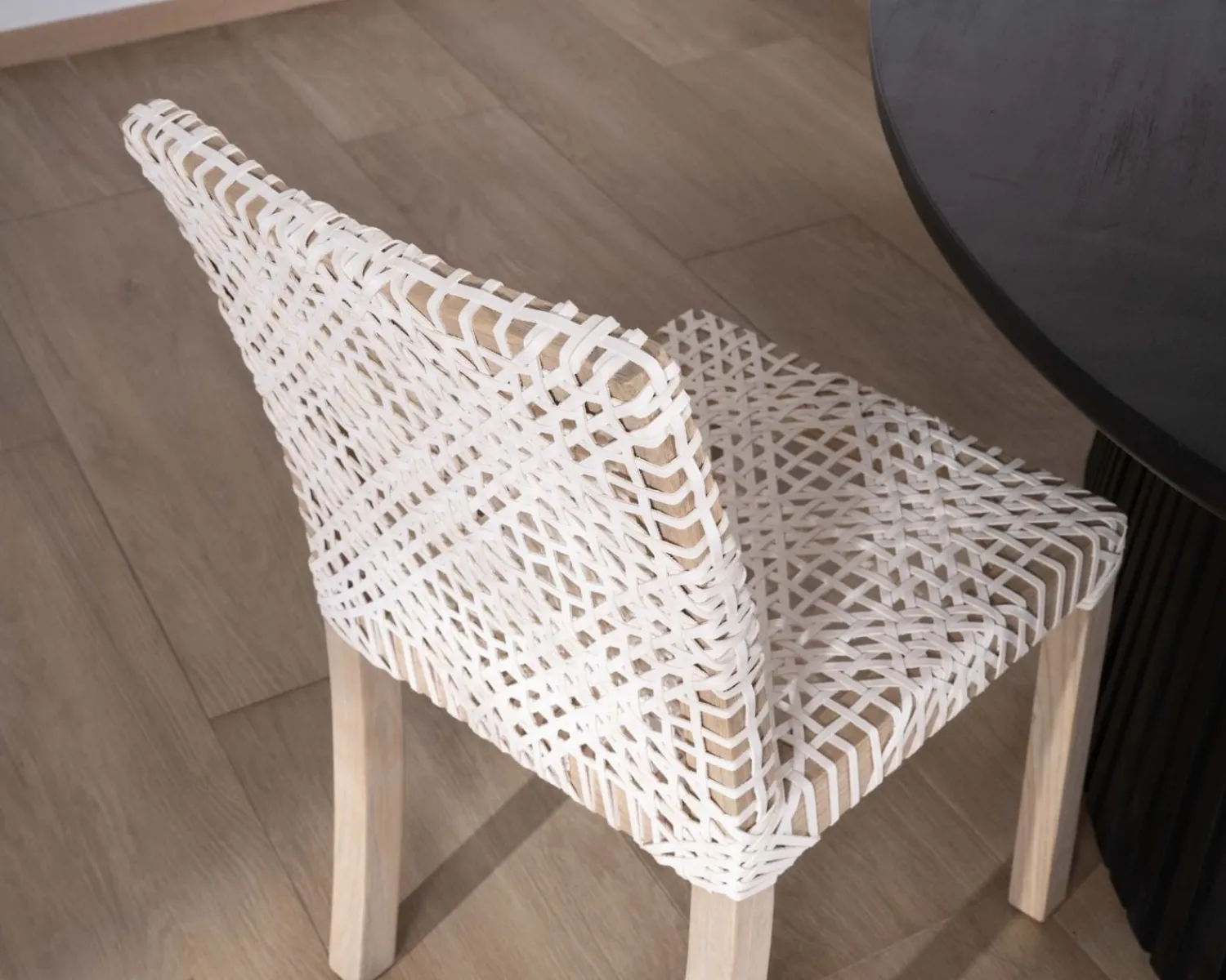 Meuble House Lot de 2 chaises de repas en teck et cuir blanc tressé "Mambow" Clearance