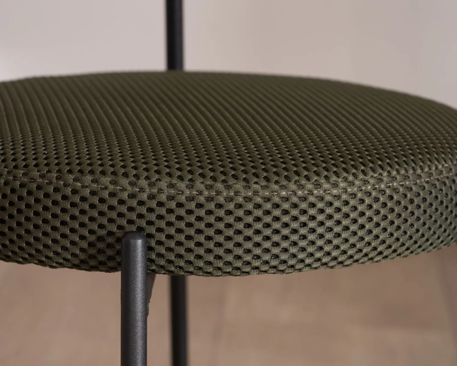 Meuble House Lot de 2 chaises de repas en tissu vert olive et pieds métal design minimaliste "Lato" Discount