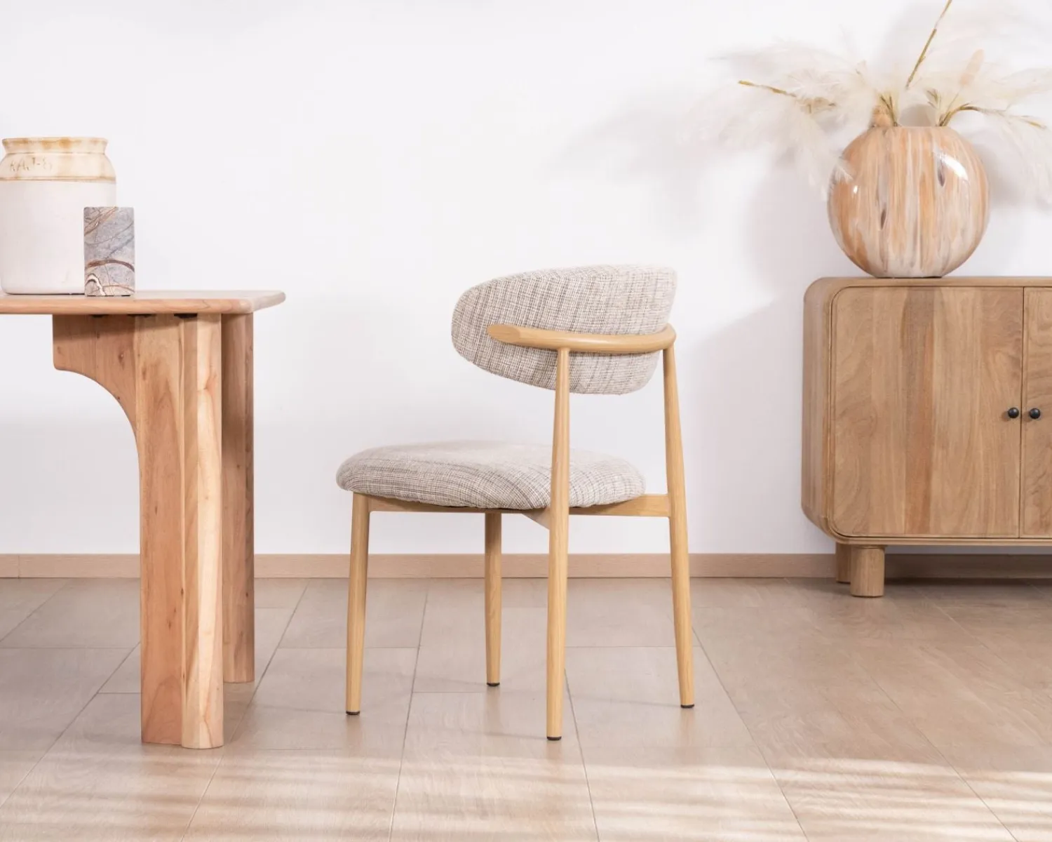 Meuble House Lot de 2 chaises de repas esprit rétro en tissu beige tramé marron "Arpège" pieds métal aspect bois clair