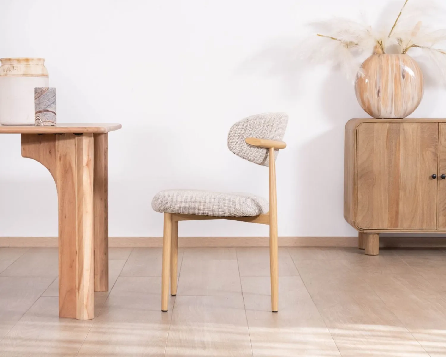 Meuble House Lot de 2 chaises de repas esprit rétro en tissu beige tramé marron "Arpège" pieds métal aspect bois clair