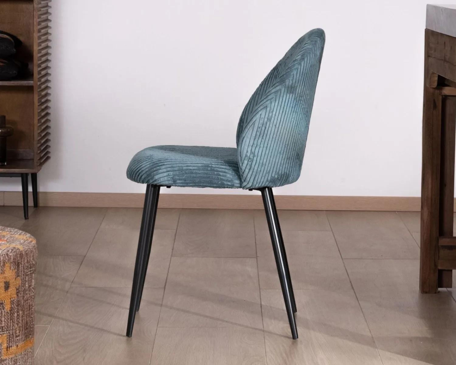 Meuble House Lot de 4 chaises de repas esprit vintage en velours bleu pétrole et métal noir "Bellot" Discount