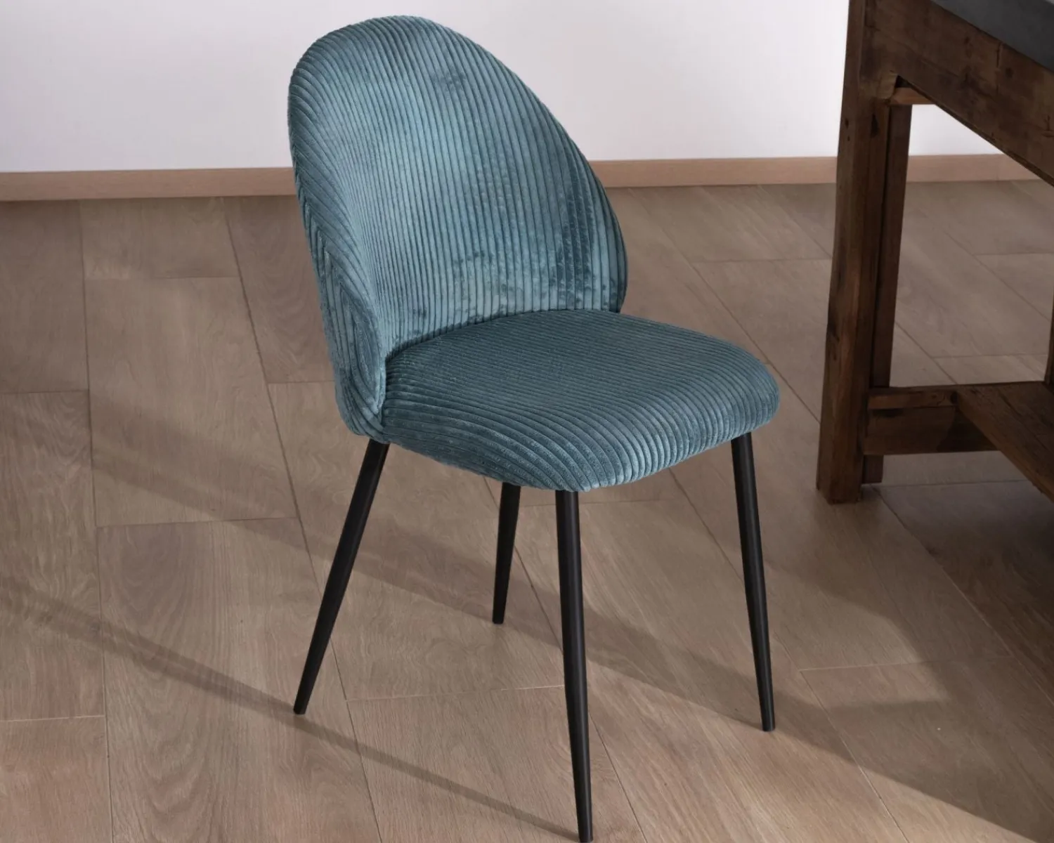 Meuble House Lot de 4 chaises de repas esprit vintage en velours bleu pétrole et métal noir "Bellot" Discount