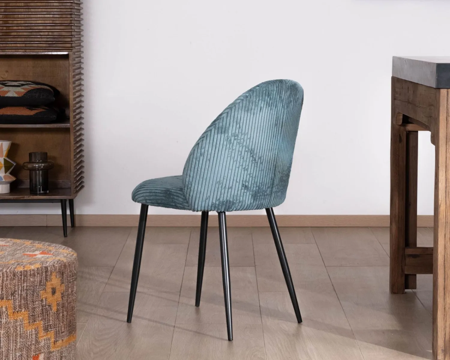 Meuble House Lot de 4 chaises de repas esprit vintage en velours bleu pétrole et métal noir "Bellot" Discount