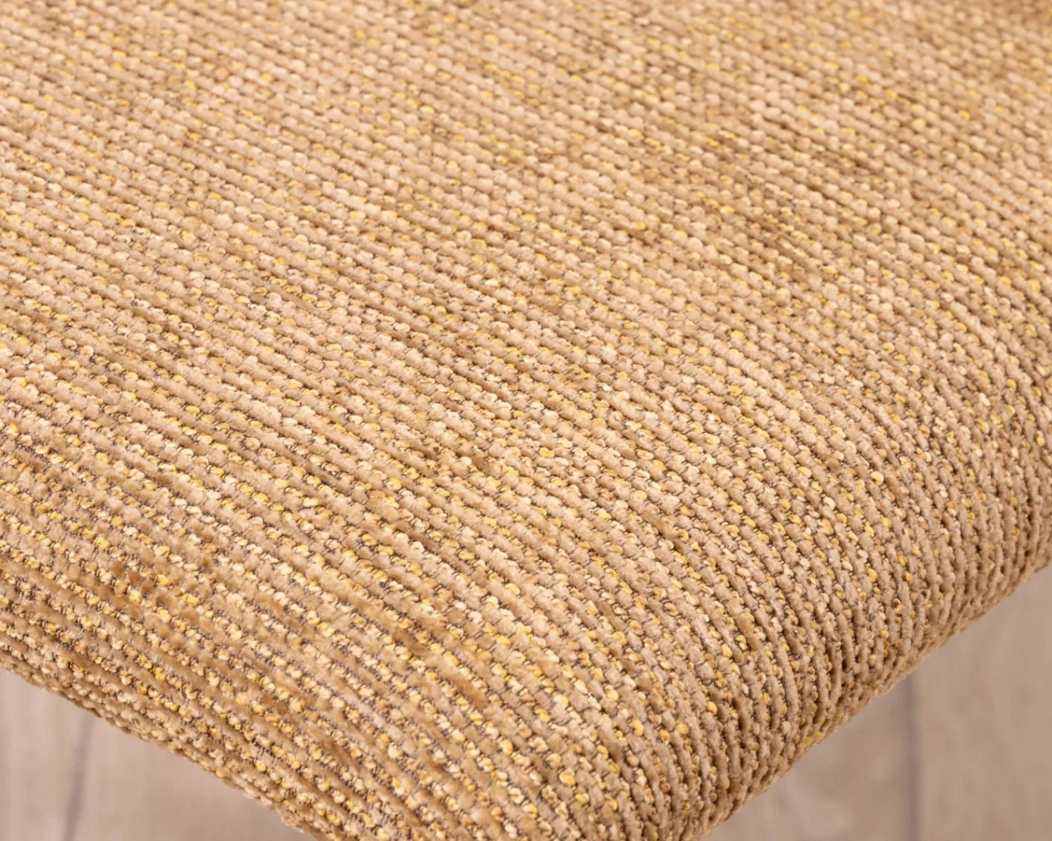 Meuble House Lot de 4 chaises de repas revêtement intégral en tissu jaune doré “Otto” esprit design
