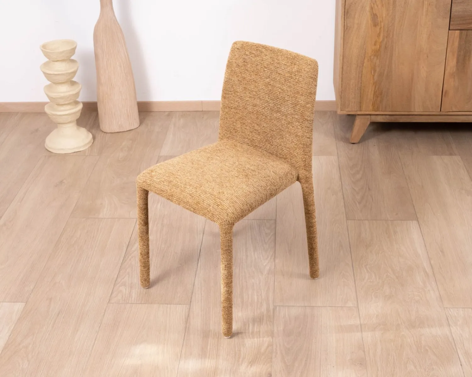 Meuble House Lot de 4 chaises de repas revêtement intégral en tissu jaune doré “Otto” esprit design