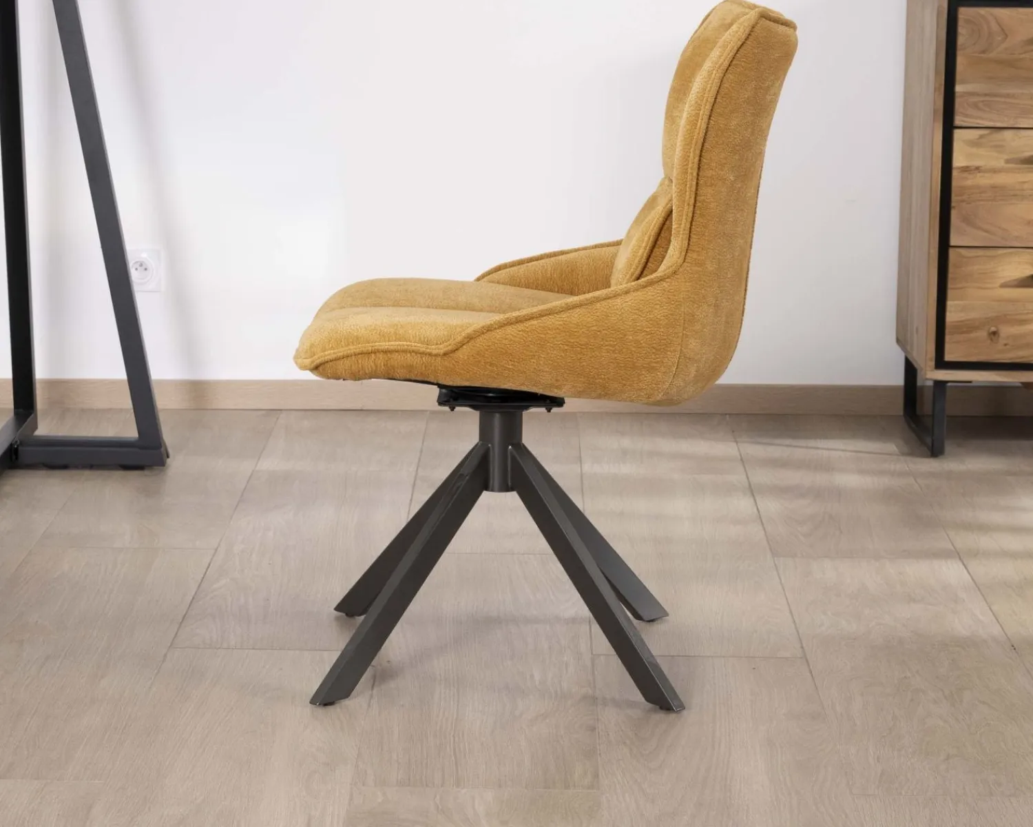 Meuble House Lot de 2 chaises en tissu jaune moutarde sur pied rotatif en métal "Biorg" style rétro Discount