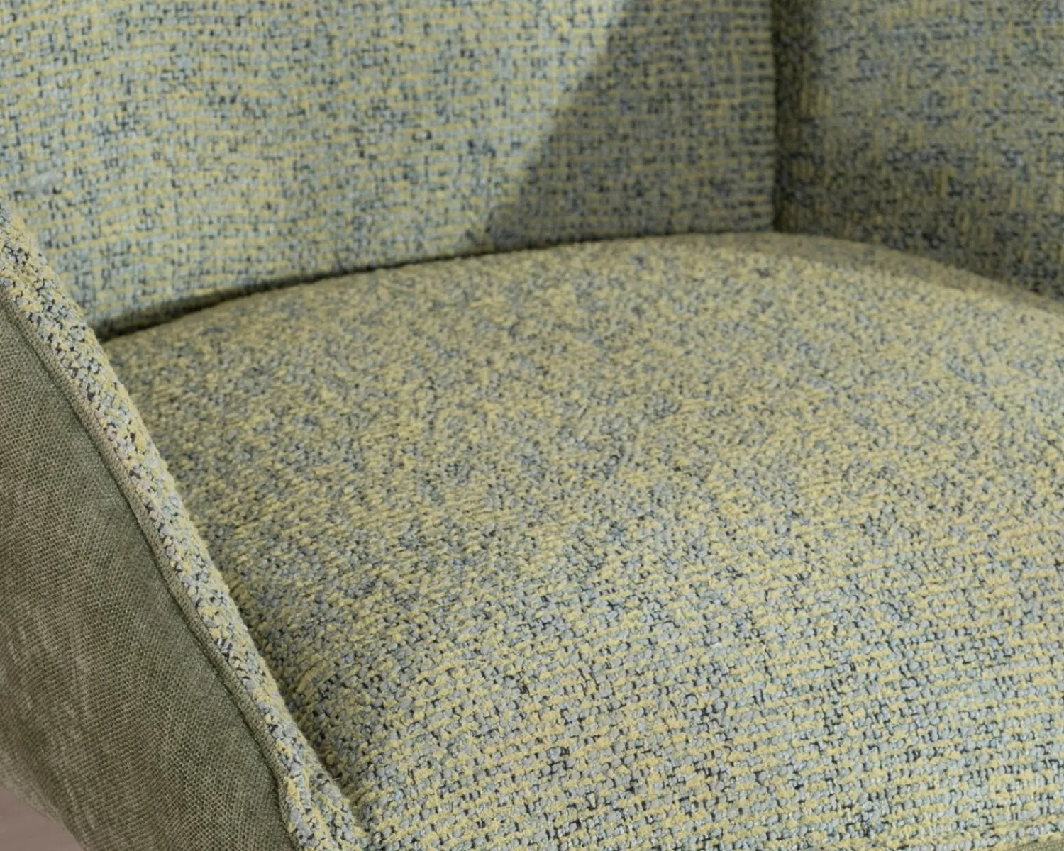 Meuble House Lot de 2 chaises en tissu vert doux "Eddy" avec accoudoirs et pied métal pivotant Hot
