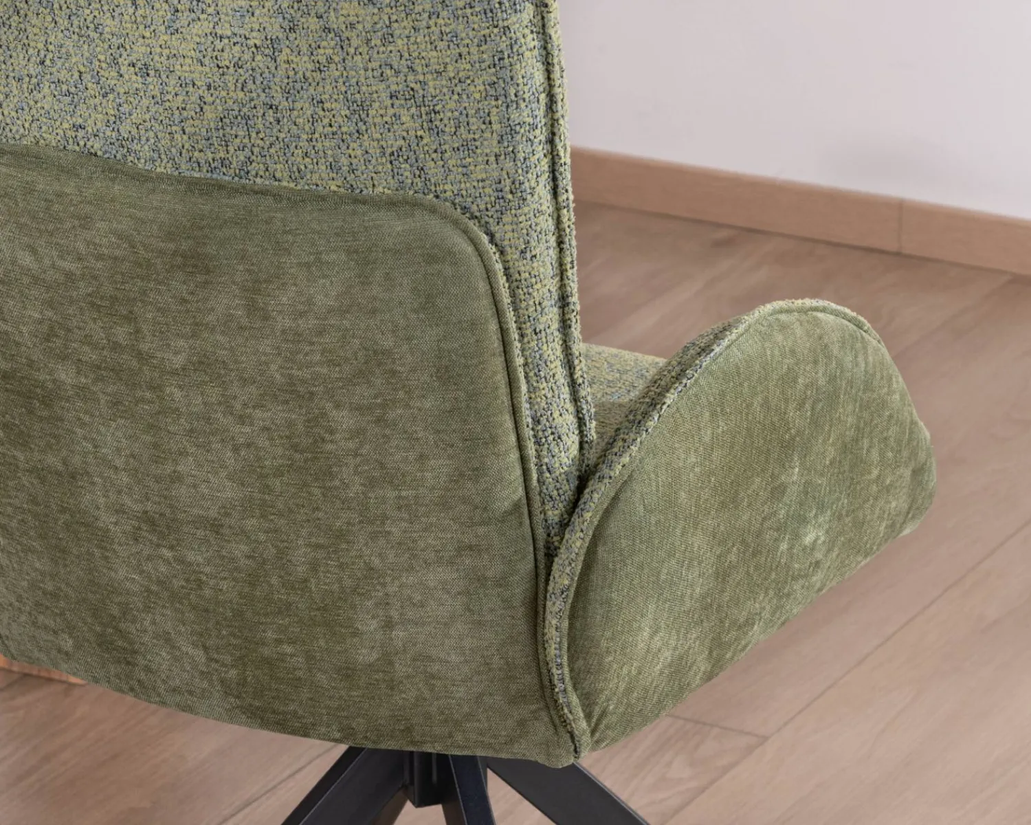 Meuble House Lot de 2 chaises en tissu vert doux "Eddy" avec accoudoirs et pied métal pivotant Hot