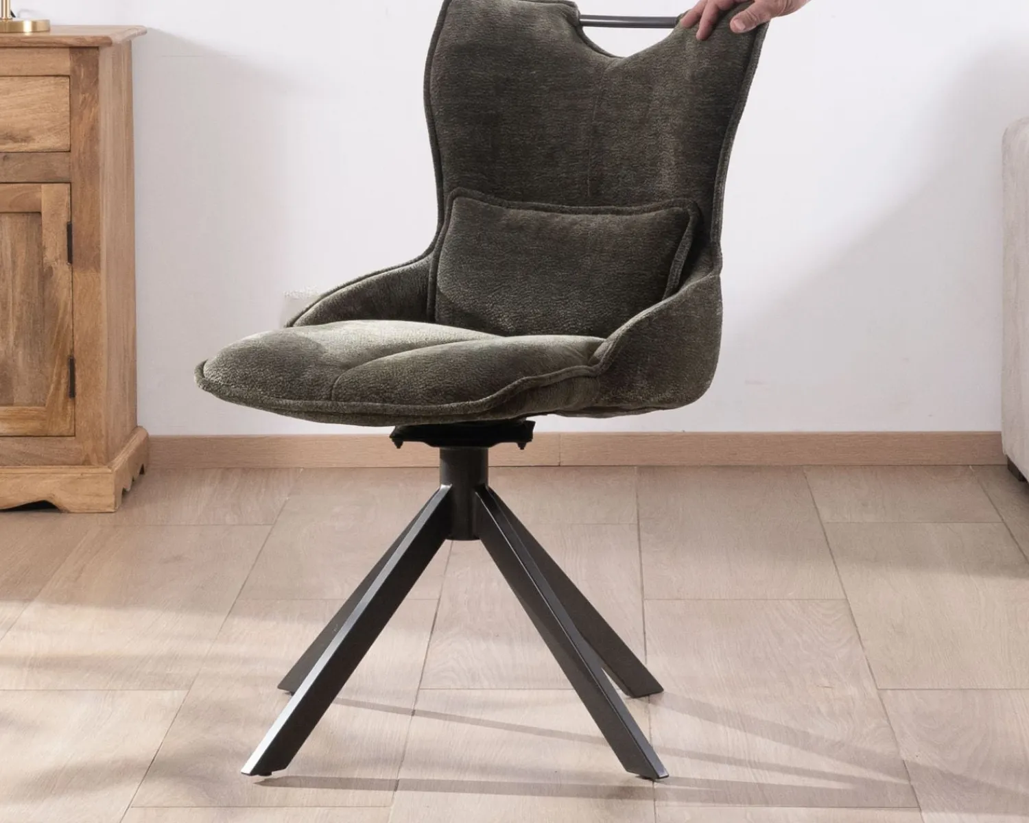 Meuble House Lot de 2 chaises en tissu vert sur pied rotatif en métal "Biorg" style rétro