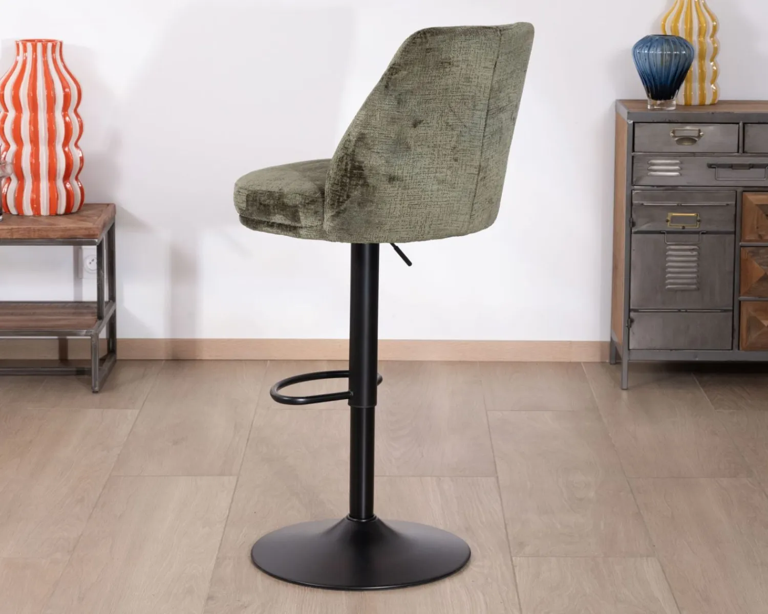 Meuble House Lot de 2 chaises hautes réglables et pivotantes en velours vert kaki "Zoung" pied métal noir Sale