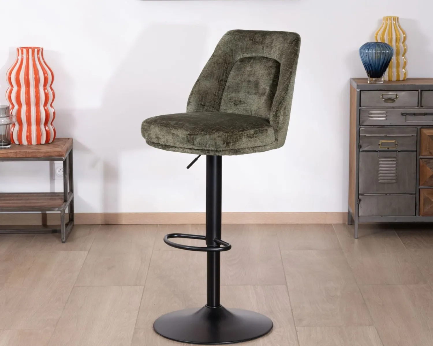 Meuble House Lot de 2 chaises hautes réglables et pivotantes en velours vert kaki "Zoung" pied métal noir Sale