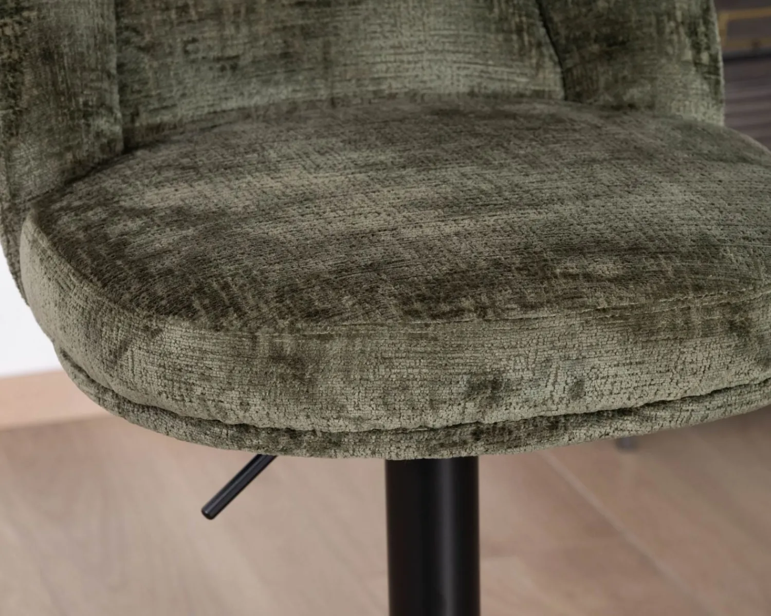 Meuble House Lot de 2 chaises hautes réglables et pivotantes en velours vert kaki "Zoung" pied métal noir Sale