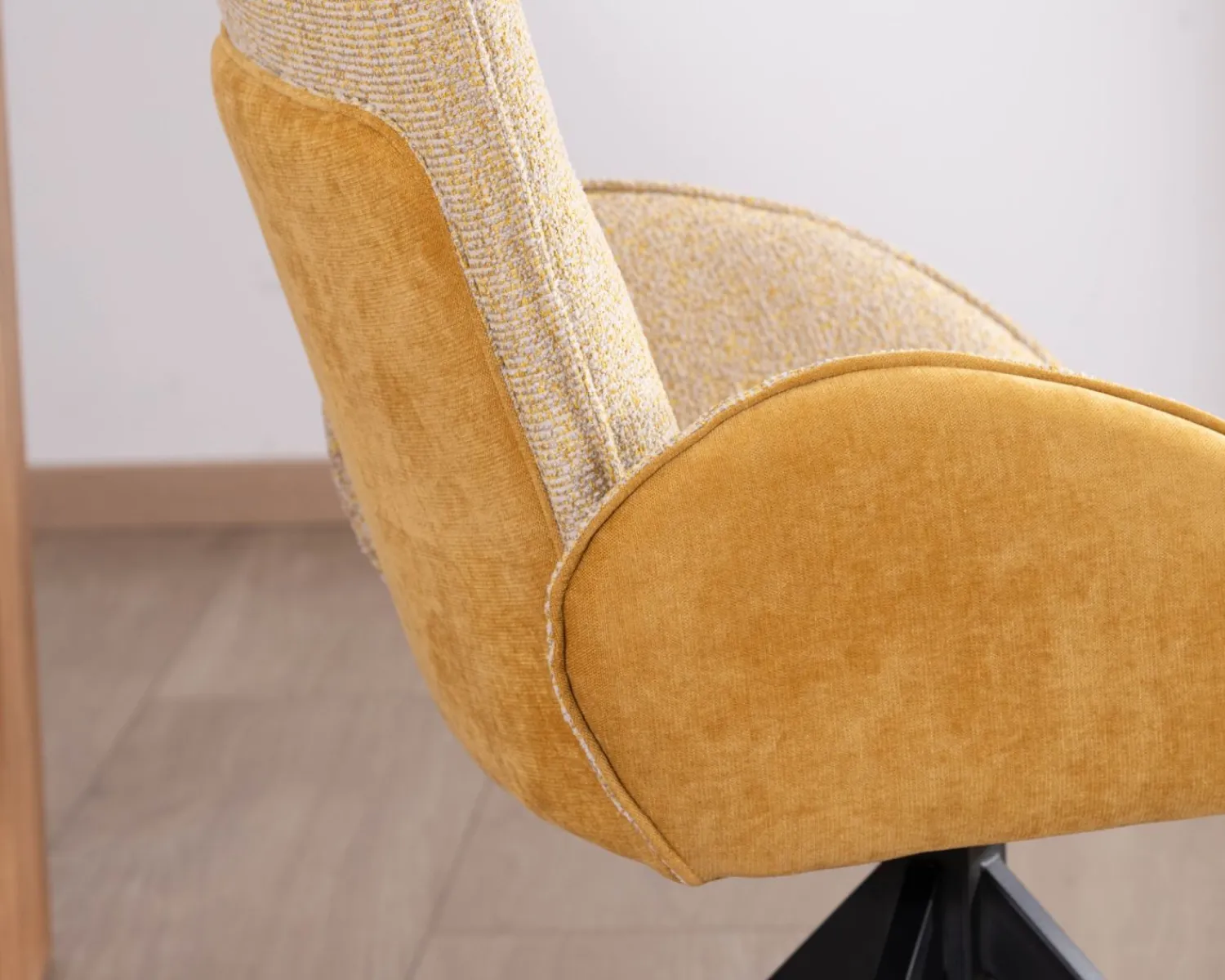 Meuble House Lot de 2 chaises pivotantes en tissu bi matières jaune "Eddy" avec pieds métal Outlet