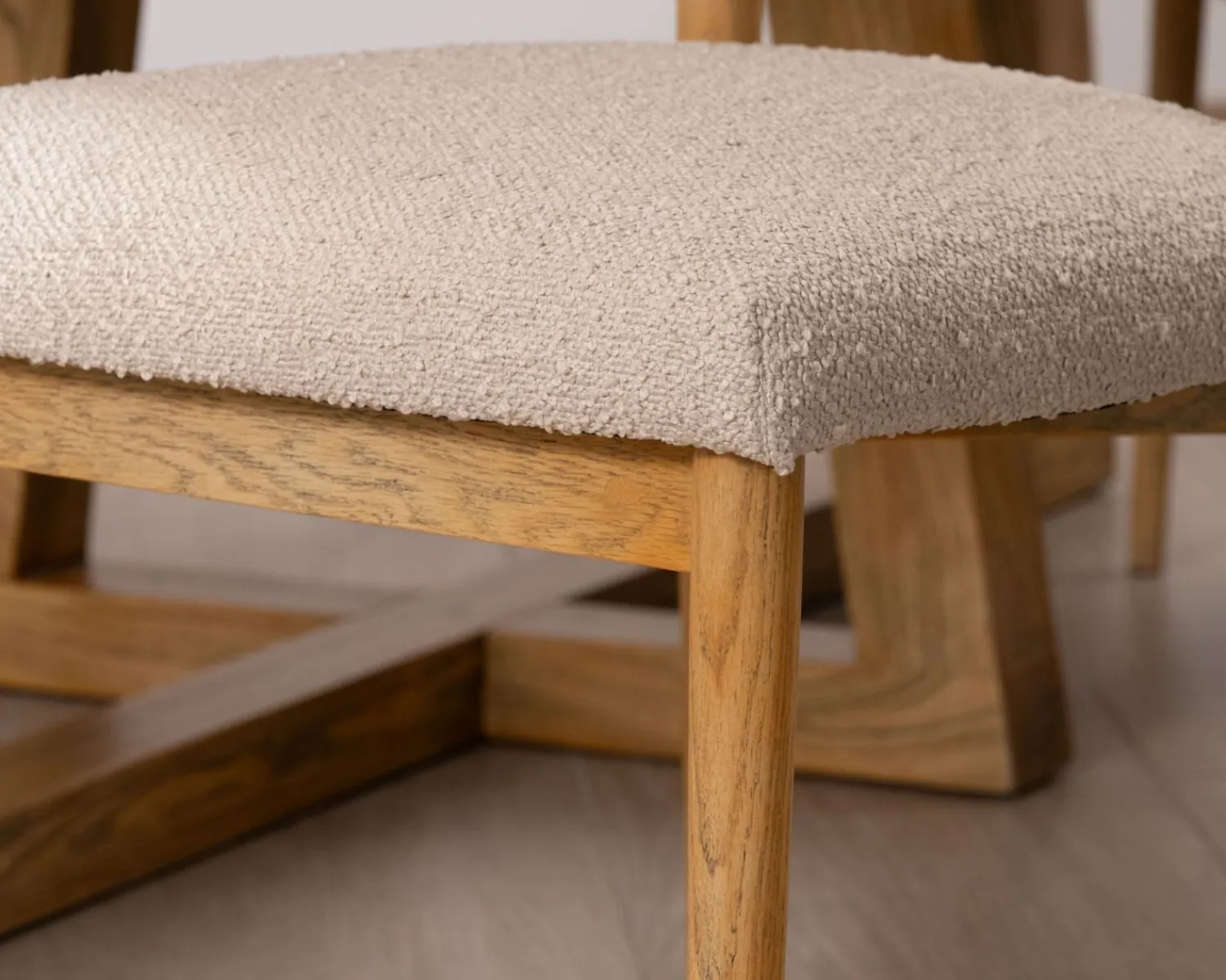 Meuble House Lot de 2 chaises scandinaves en bois grisé et tissu bouclettes beige "Isadora" Outlet