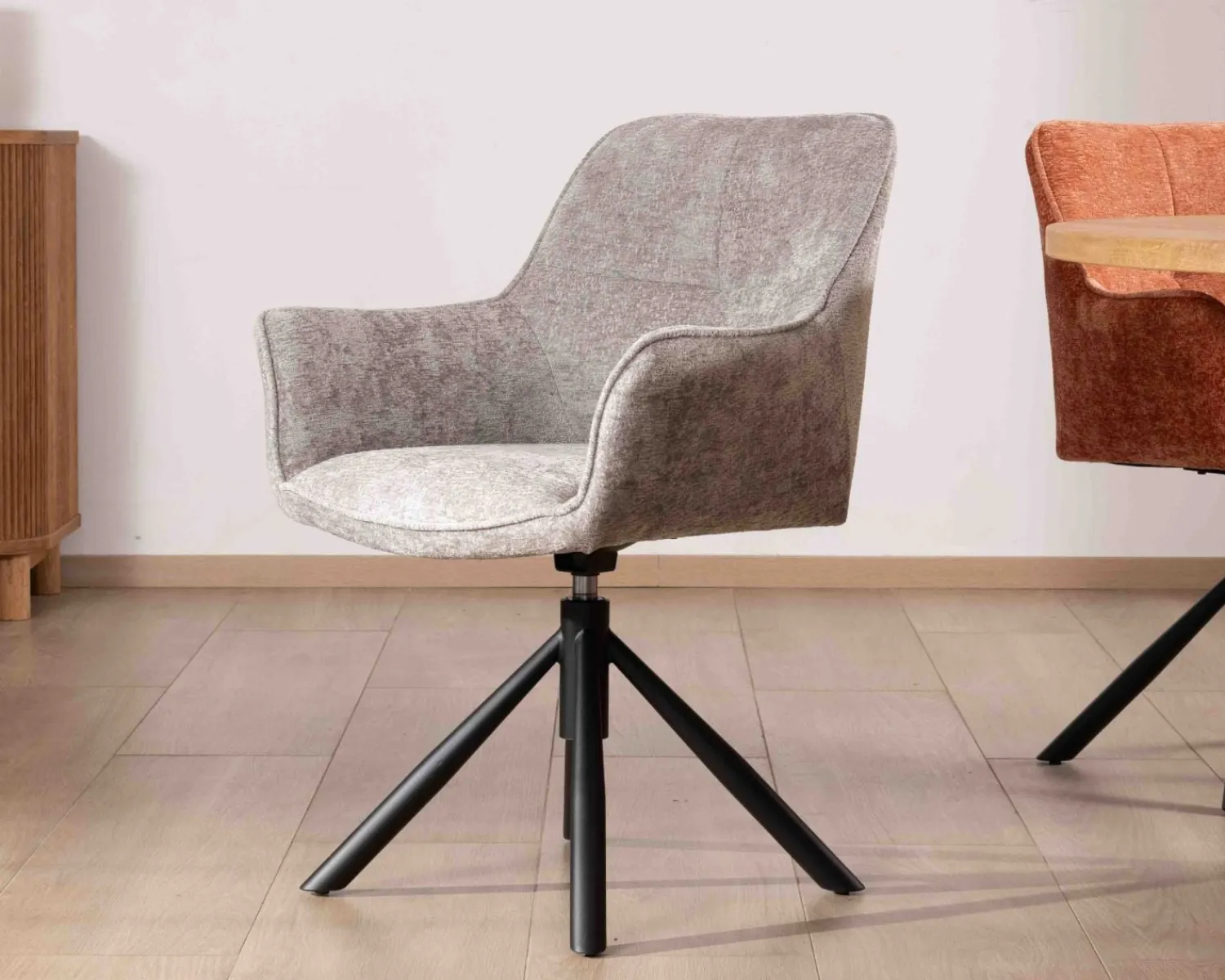 Meuble House Lot de 2 chaises tournantes en tissu gris clair et pieds métal "Ewing" New