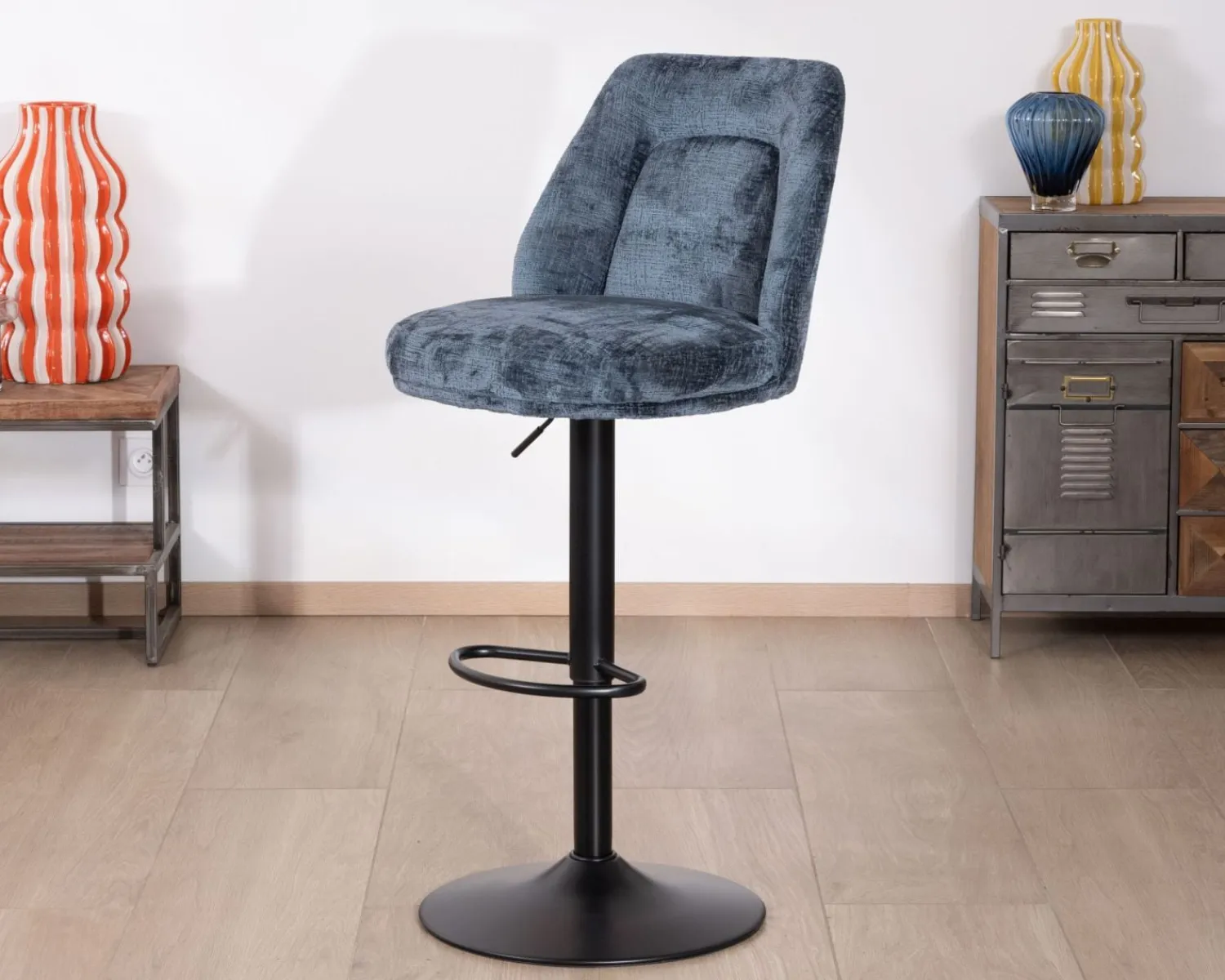 Meuble House Lot de 2 confortables chaises de bar pivotantes en tissu bleu "Zoung" dossier haut Best