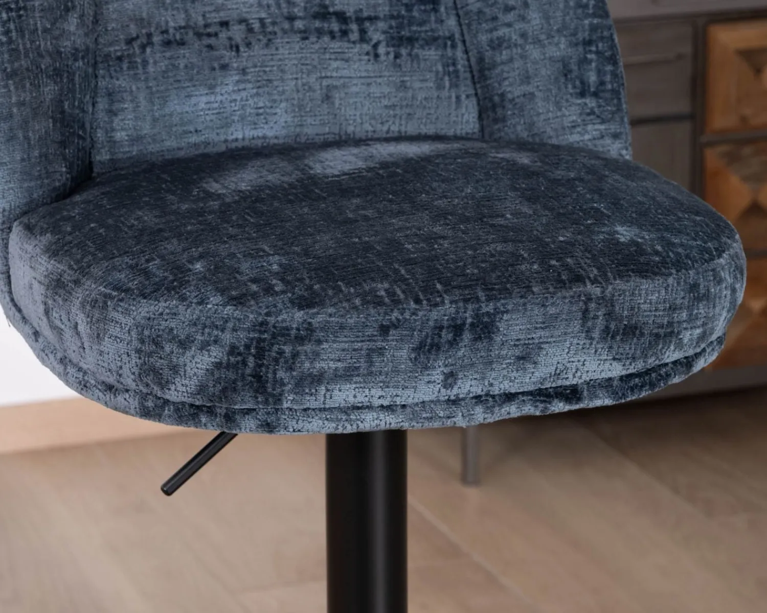 Meuble House Lot de 2 confortables chaises de bar pivotantes en tissu bleu "Zoung" dossier haut Best