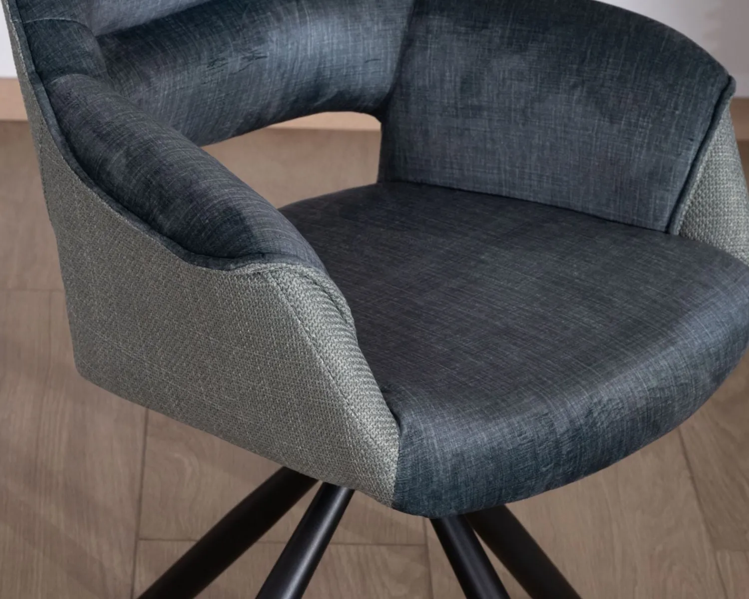 Meuble House Lot de 2 fauteuils de repas contemporains en tissu bi texture bleu "Chilko" pied pivotant en métal