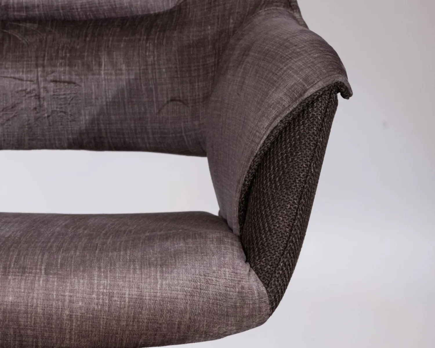 Meuble House Lot de 2 fauteuils de repas enveloppants en tissu bi texturé chocolat et pied pivotant en métal "Chilko" Discount