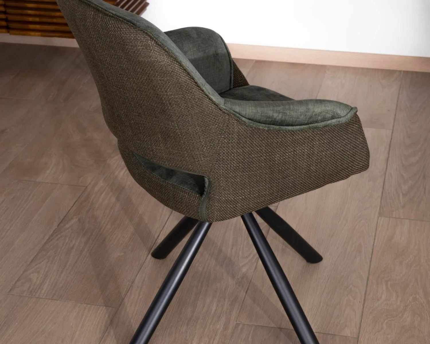 Meuble House Lot de 2 fauteuils de repas enveloppants en tissu bi texture vert "Chilko" avec pied pivotant en métal noir Hot