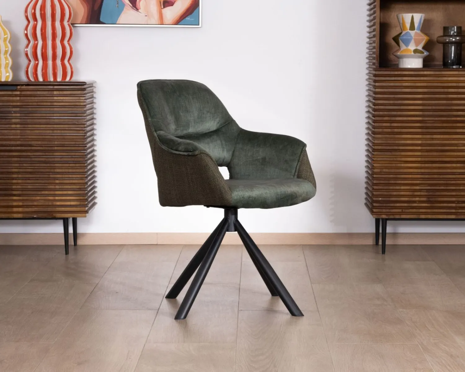 Meuble House Lot de 2 fauteuils de repas enveloppants en tissu bi texture vert "Chilko" avec pied pivotant en métal noir Hot