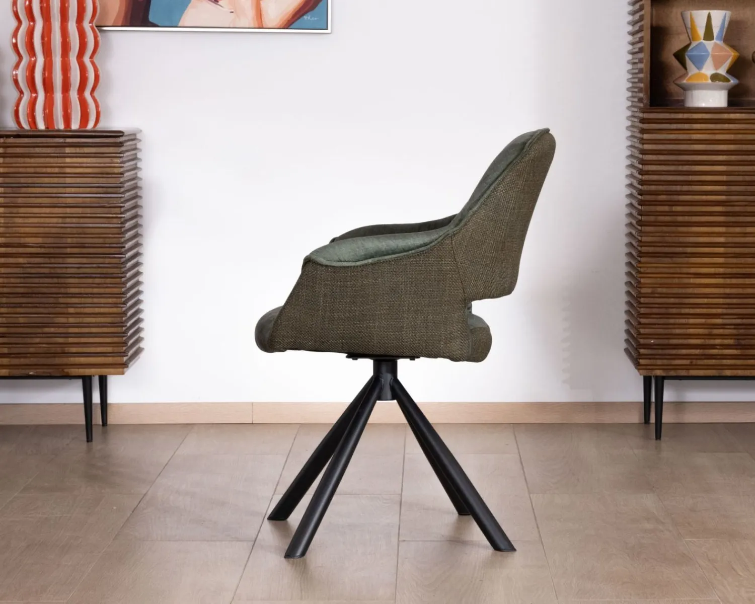 Meuble House Lot de 2 fauteuils de repas enveloppants en tissu bi texture vert "Chilko" avec pied pivotant en métal noir Hot