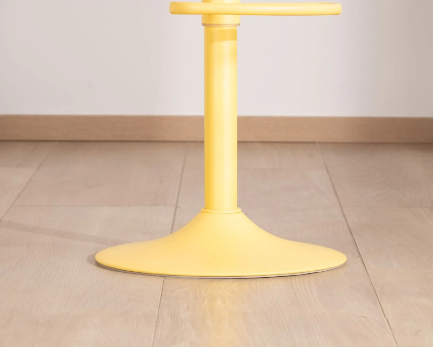 Meuble House Lot de 2 tabourets en métal jaune acidulé avec assise bois "Juo" hauteur réglable Hot
