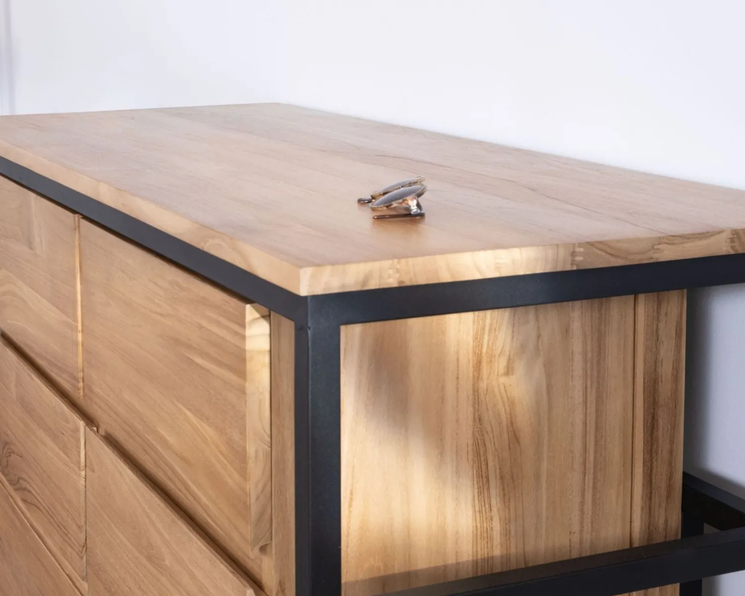 Meuble House Meuble sous vasque contemporain en teck 120 cm "Wavy" piètement design en métal New