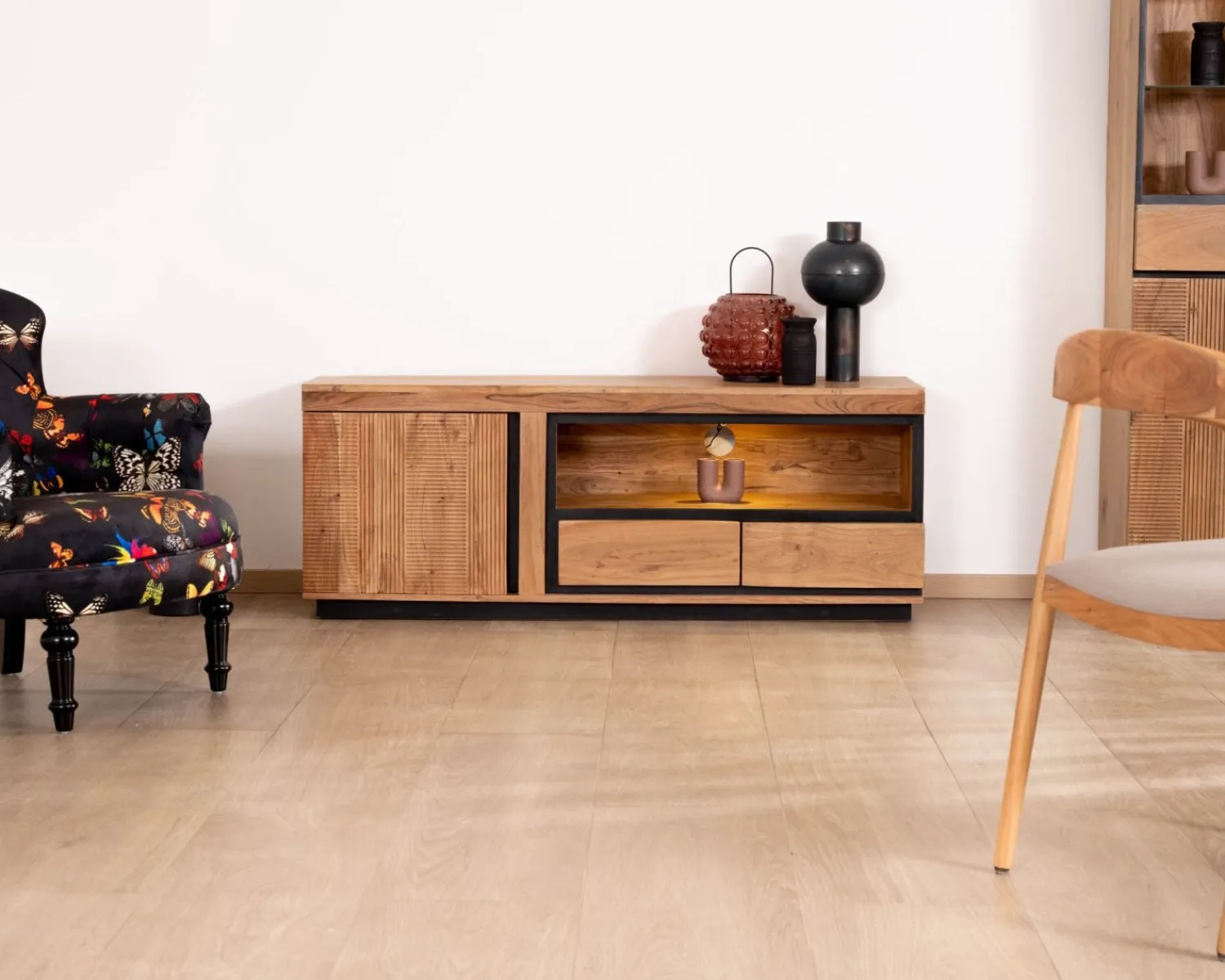 Meuble House Meuble TV 145 cm contemporain en acacia avec liserés noirs "Lumino" niche éclairage LED Sale