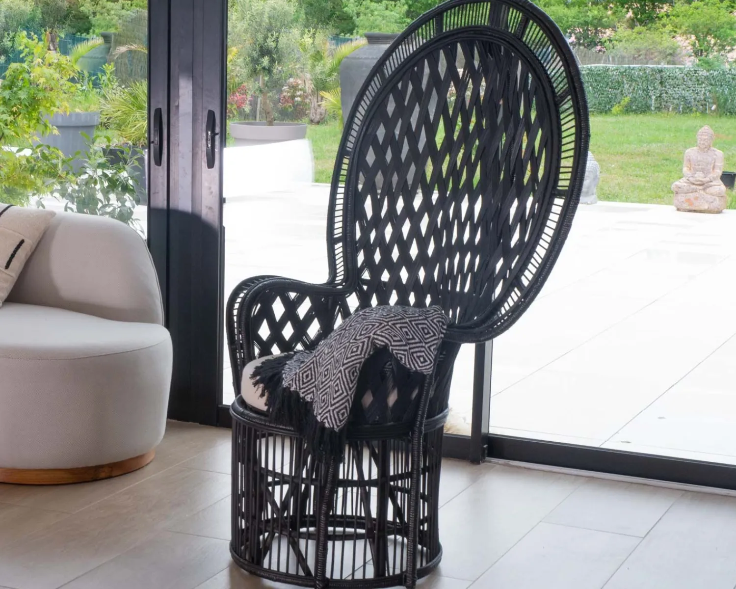 Meuble House Original fauteuil style Pomare en rotin tressé noir "Taïpa Beach" Hot