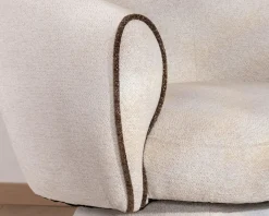 Meuble House Petit fauteuil lounge en tissu bouclette blanc cassé "Sweet Culture" design enveloppant Hot