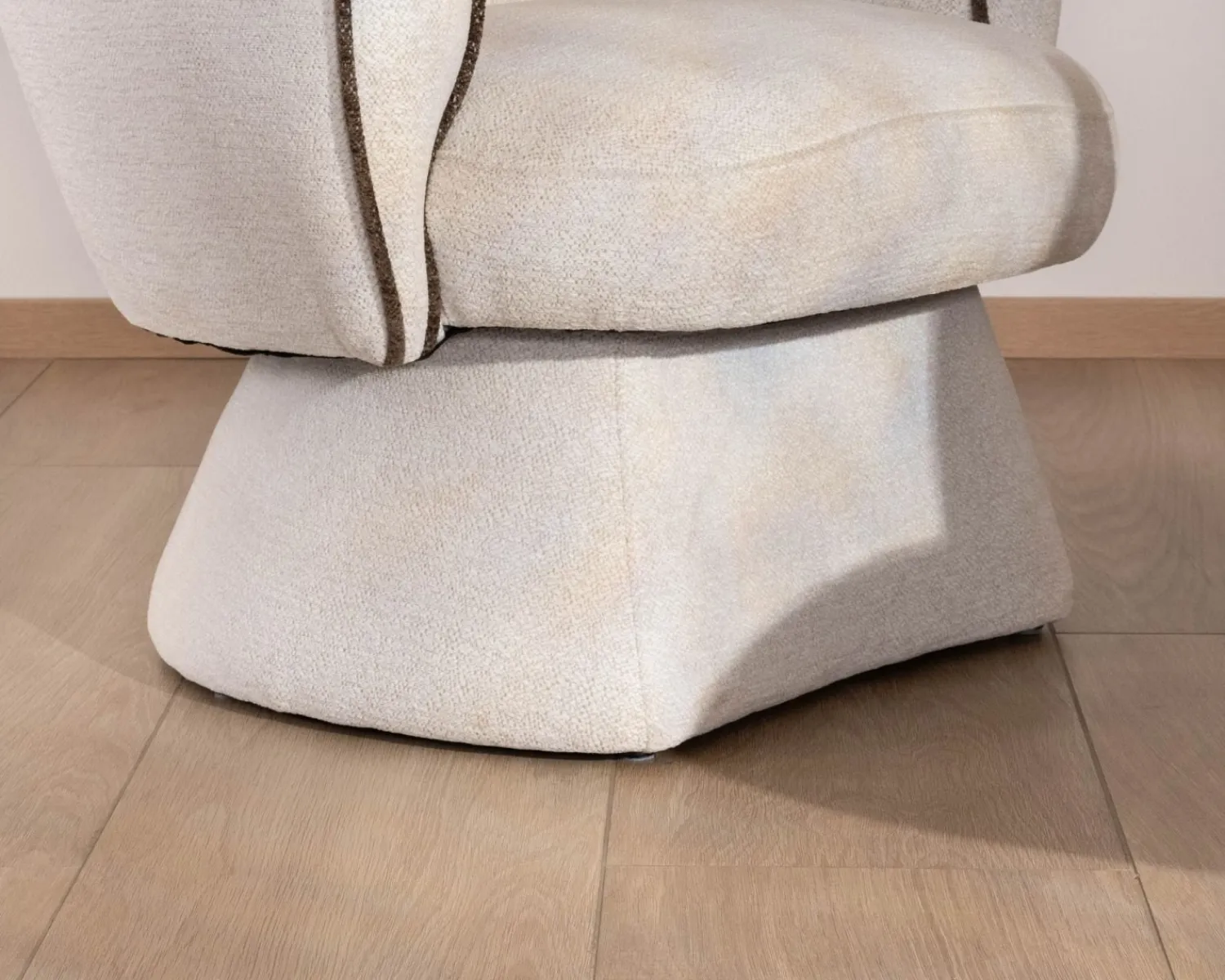 Meuble House Petit fauteuil lounge en tissu bouclette blanc cassé "Sweet Culture" design enveloppant Hot