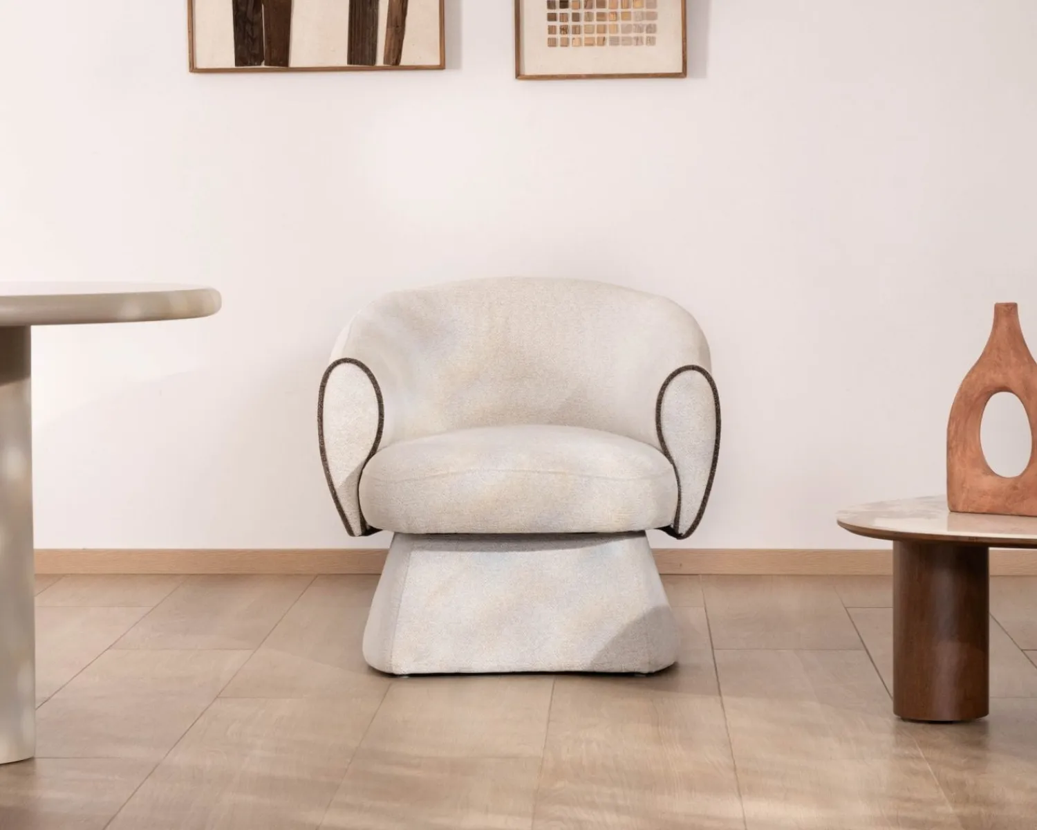 Meuble House Petit fauteuil lounge en tissu bouclette blanc cassé "Sweet Culture" design enveloppant Hot
