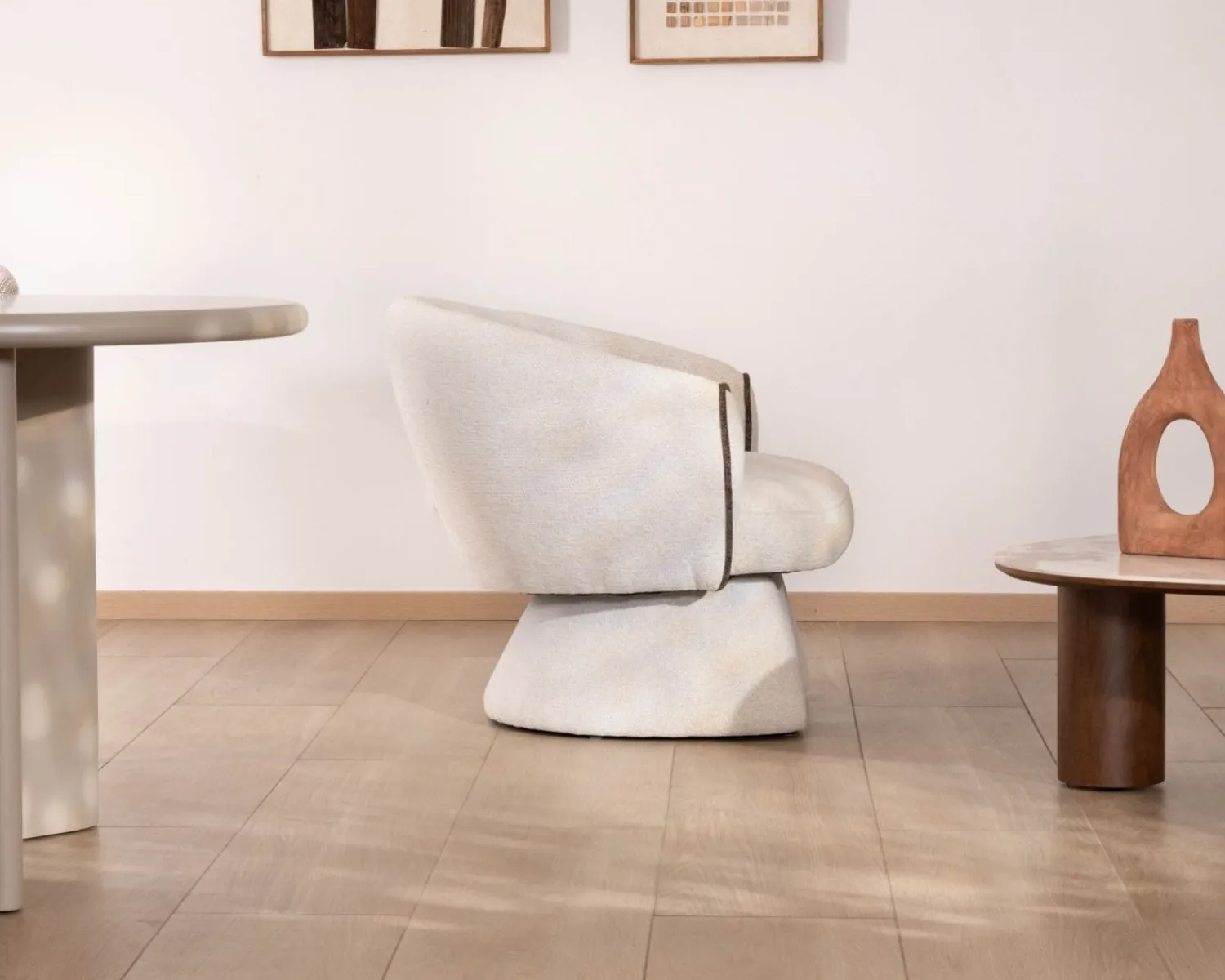 Meuble House Petit fauteuil lounge en tissu bouclette blanc cassé "Sweet Culture" design enveloppant Hot