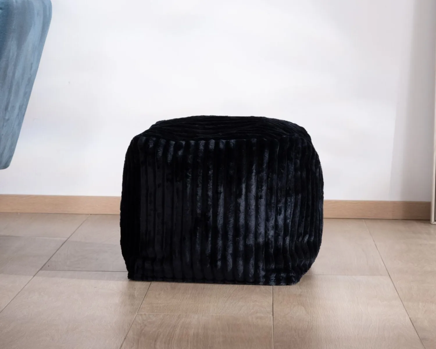 Meuble House Pouf carré en velours côtelé anthracite "Lizard" esprit cosy chic Outlet