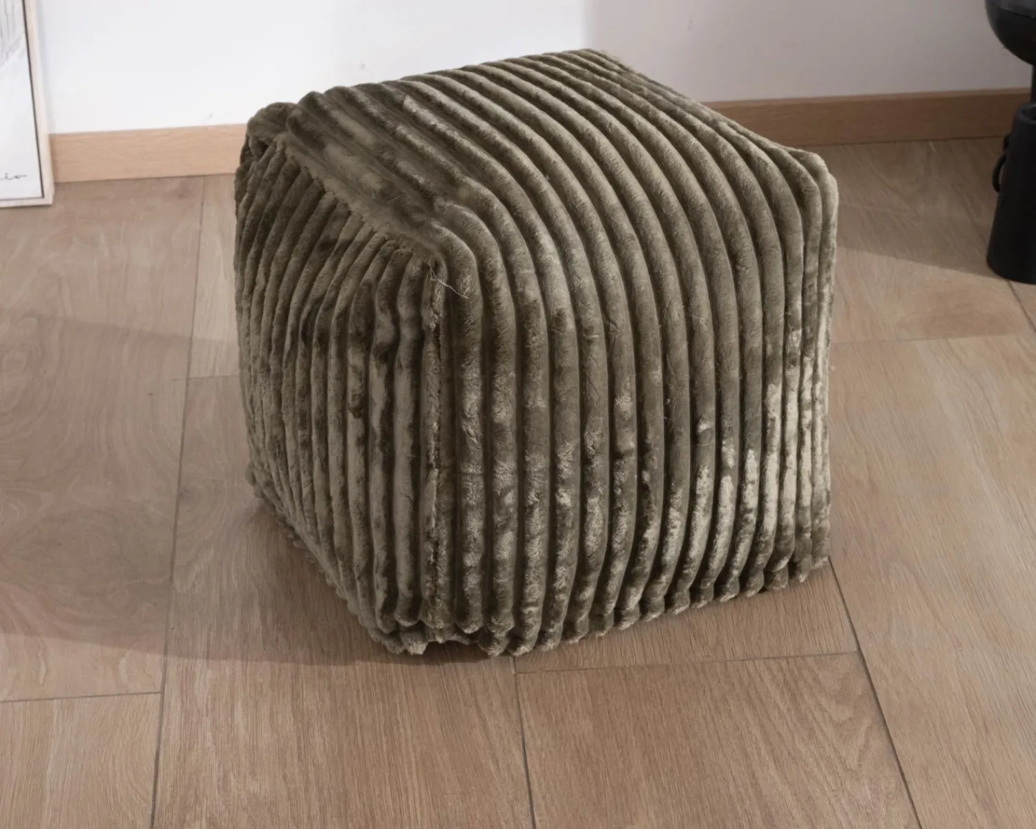 Meuble House Pouf cubique en velours côtelé kaki "Lizard" Hot