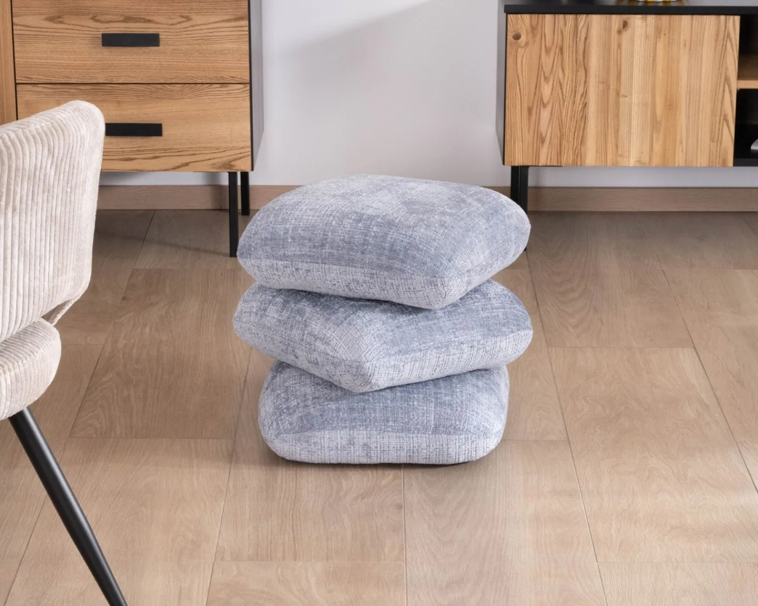 Meuble House Pouf design pivotant en tissu tramé bleu glacier à reflets lumineux « Flow » esprit scandinave Hot