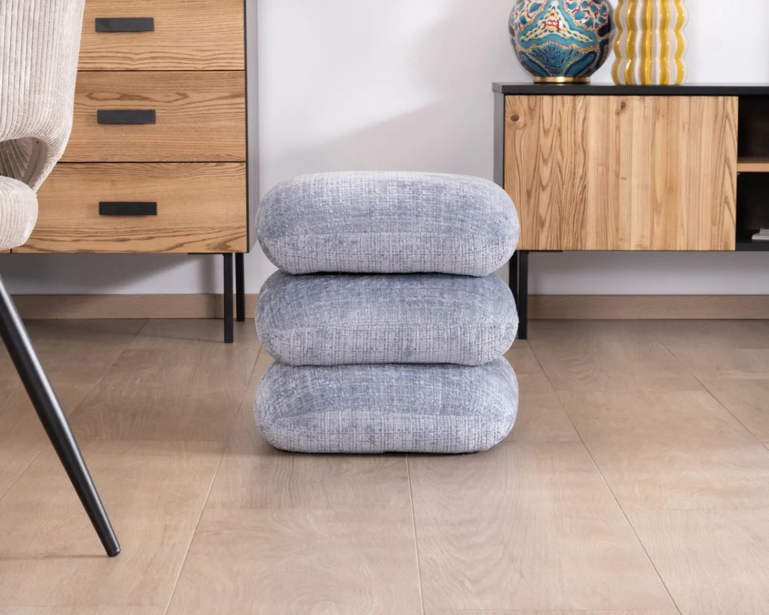 Meuble House Pouf design pivotant en tissu tramé bleu glacier à reflets lumineux « Flow » esprit scandinave Hot