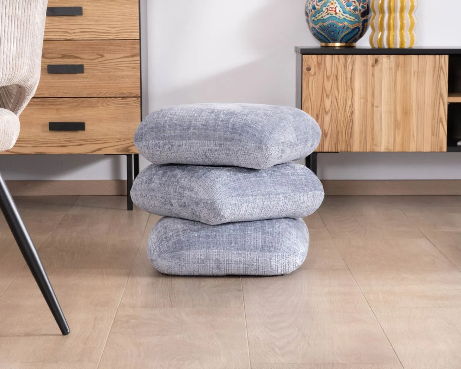 Meuble House Pouf design pivotant en tissu tramé bleu glacier à reflets lumineux « Flow » esprit scandinave Hot