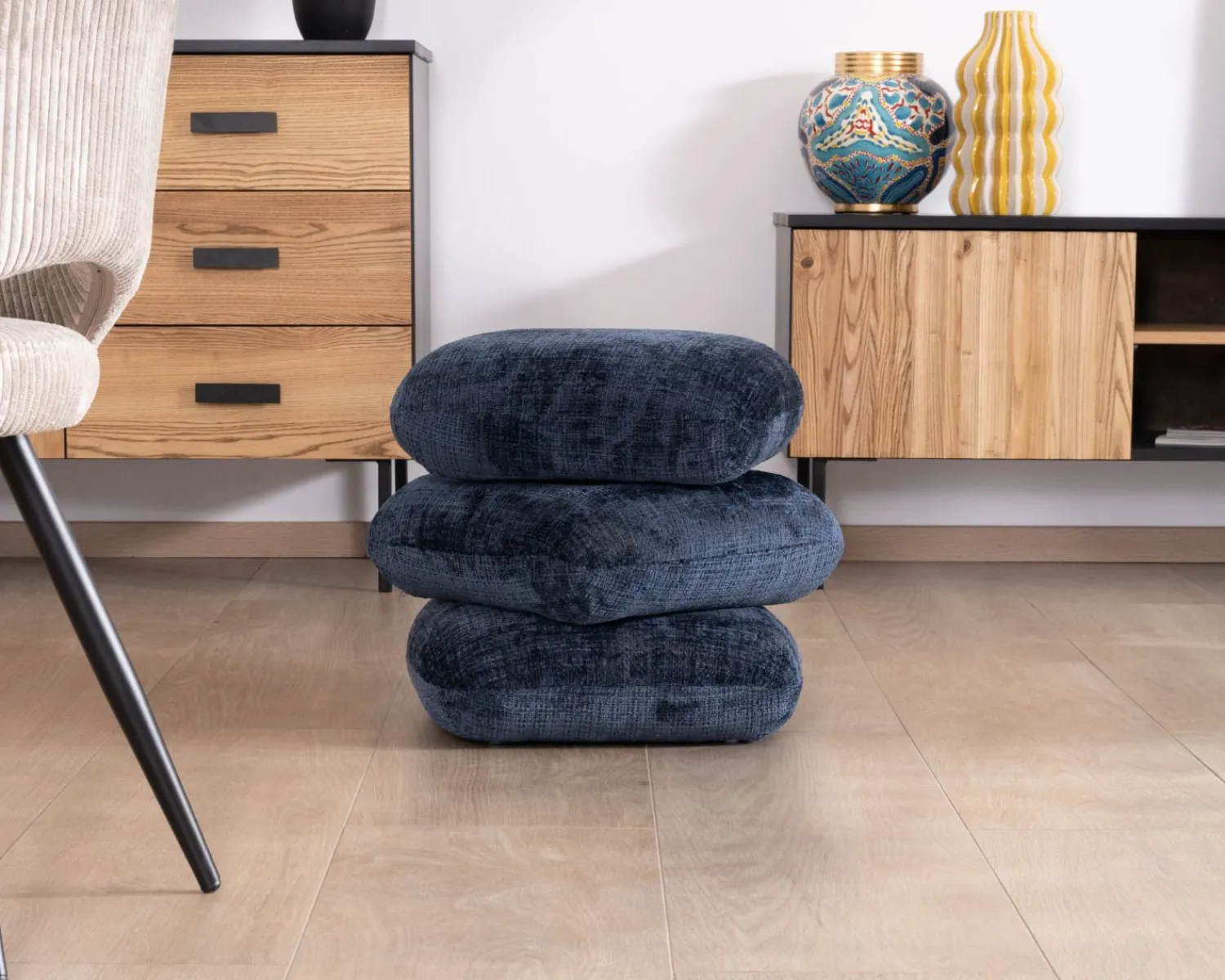 Meuble House Pouf moderne pivotant « Flow » en tissu tramé bleu nuit finition satinée forme organique Discount