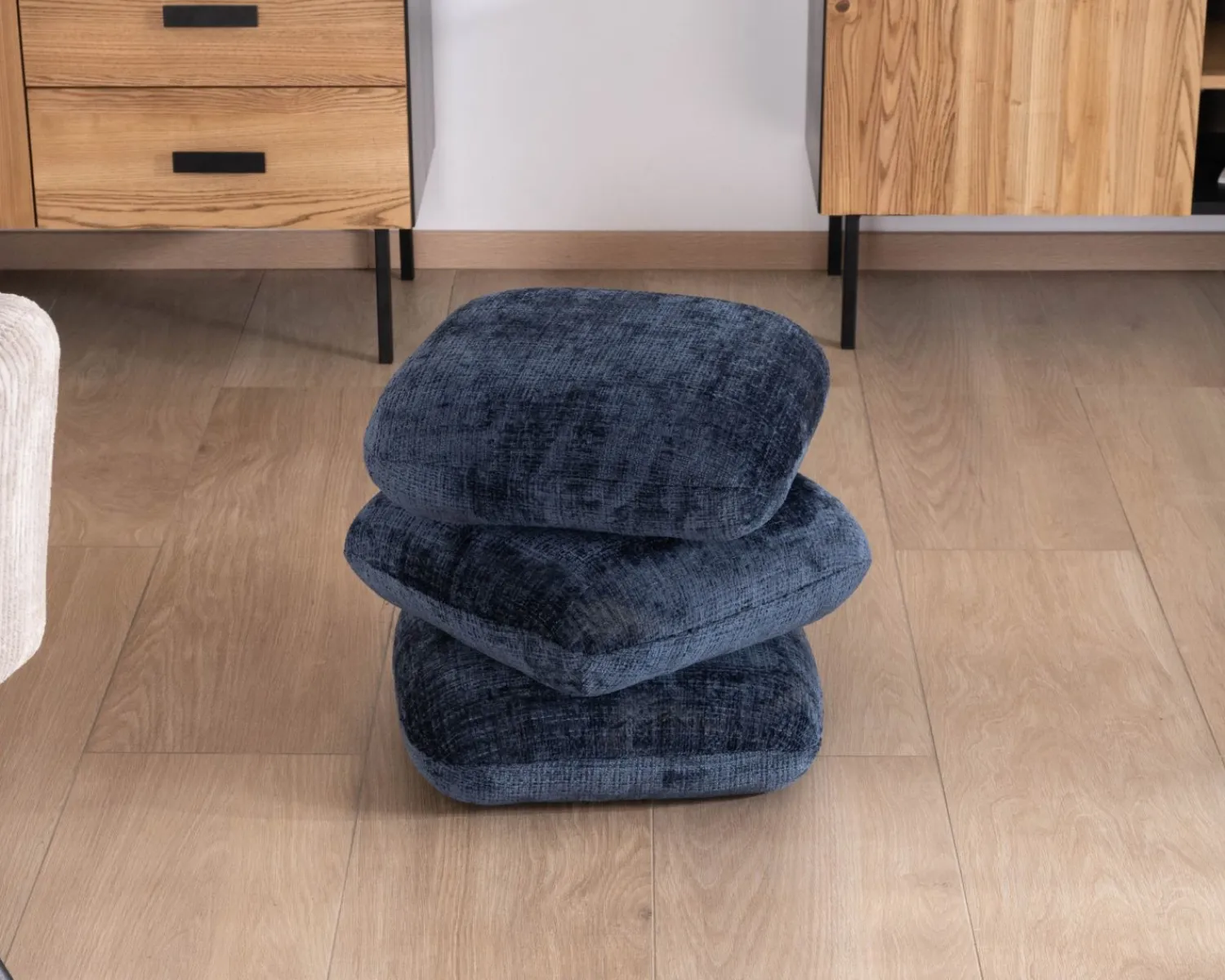 Meuble House Pouf moderne pivotant « Flow » en tissu tramé bleu nuit finition satinée forme organique Discount